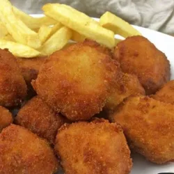 Bocaditos de cerdo empanados con vianda frita