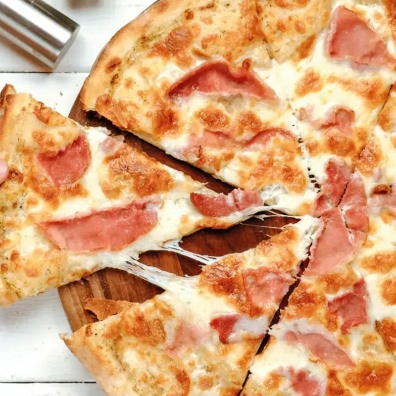 Pizza de jamón y queso