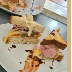 Sandwich de Jamón, Queso y Vegetales 