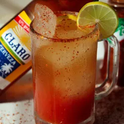 Michelada con cerveza cristal