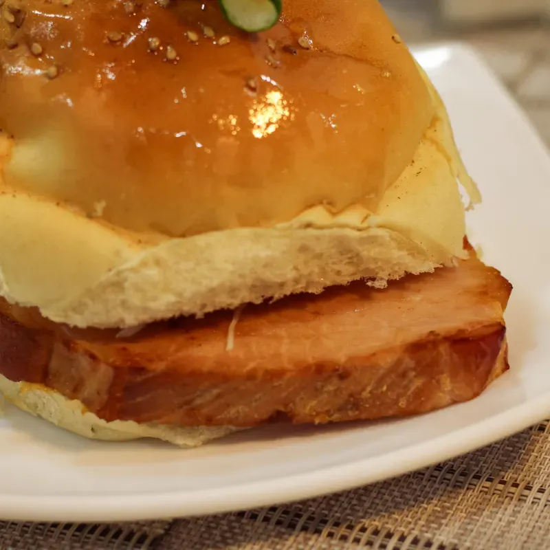 Pan con lomo ahumado 