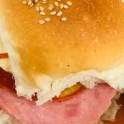 Pan con jamón y queso
