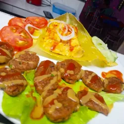 Plato Mixto de Tamales, Albóndigas y Ensalada