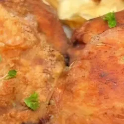 Pollo Frito de Muslo con Chicharritas y Ensalada