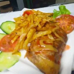 Pollo Frito de Muslo y Contramuslo con Chicharritas y Ensalada