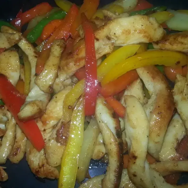 Fajitas de pechuga de pollo salteada con vegetales