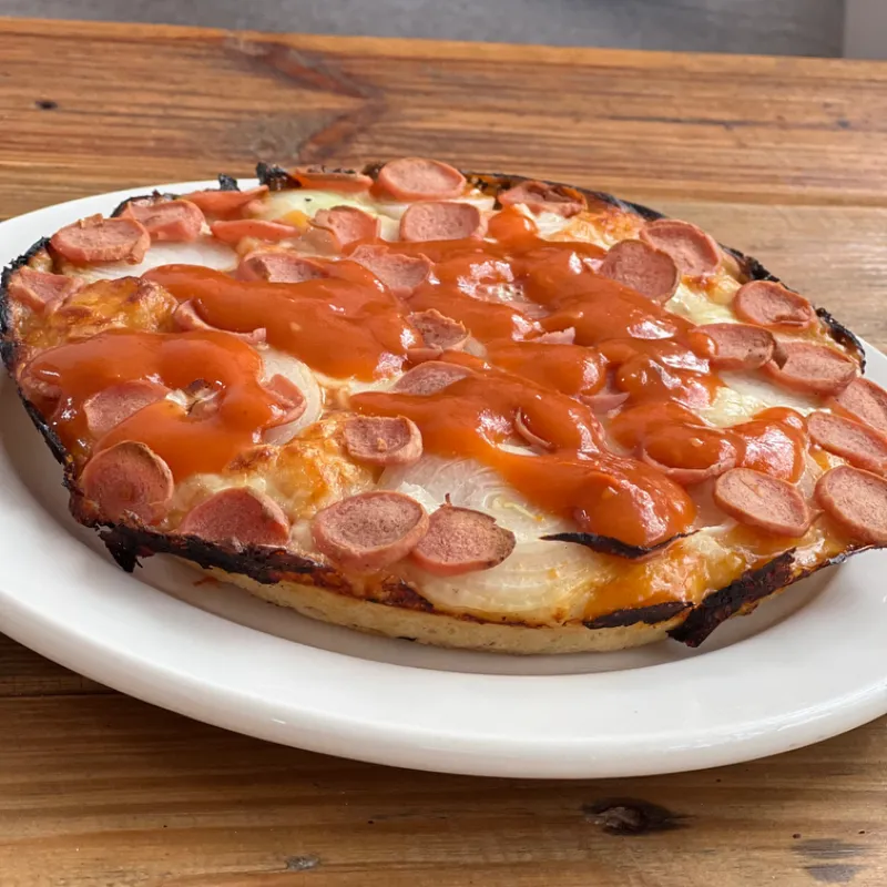 Pizza de salchicha y cebolla