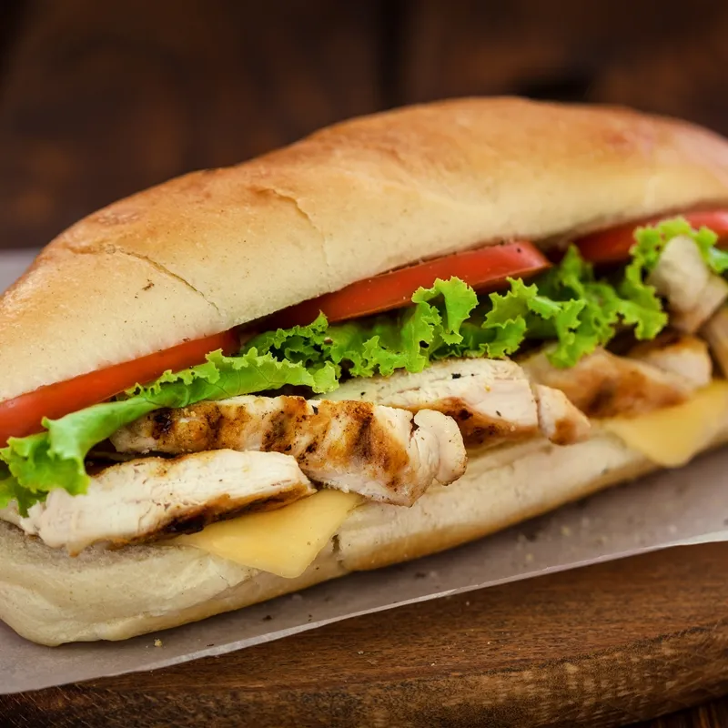 Sándwich de Queso y Bistec de Pollo