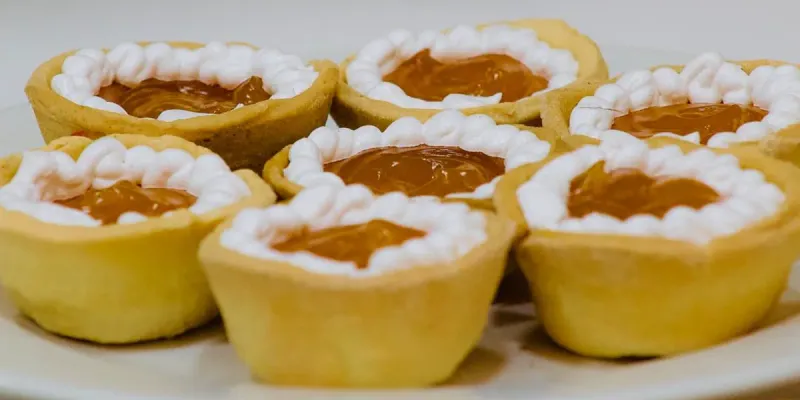 Tartaletas rellenas con frutas (albaricoque, frambueza,  kiwi, mango) �