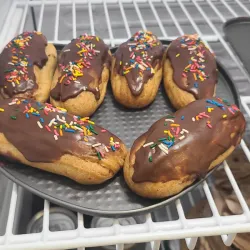 Eclair de chocolate relleno