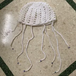 Gorro blanco con cadenas y accesorios
