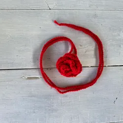 Collar de rosa tejido