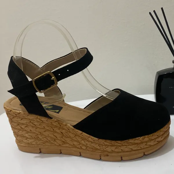 Calzado femenino con materiales importados al 100%