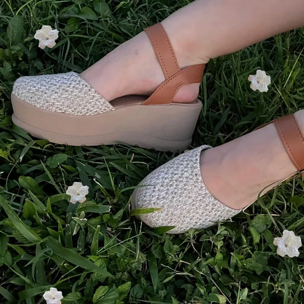 Calzado femenino con materiales importados al 100%