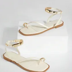 Sandalias de dedo con arnés de tobillo dorado cuadrado