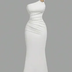 Vestido de cola de pez con cuello asimétrico fruncido y decorado de broche dorado