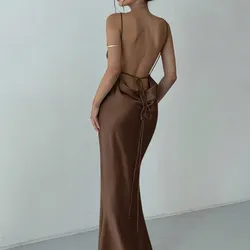 Vestido elegante con espalda descubierta y bajo de cola de pez