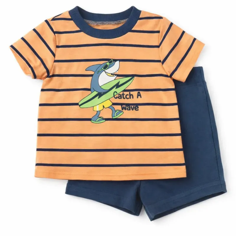 Conjunto de Camiseta y Short con Tiburón Surfista