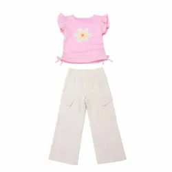 Conjunto de pullover rosa y pantalon beige