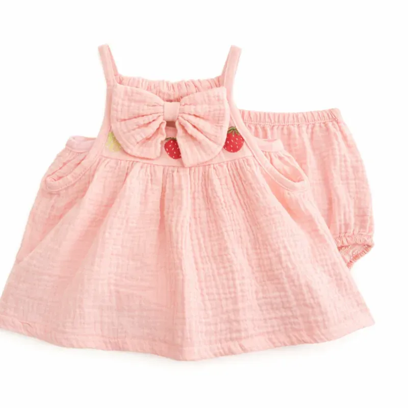 Conjunto Rosa con Vestido de Fresas y Cubrepañal para Bebé