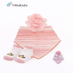 Conjunto Rosa y Blanco con Babero y Calcetines para Bebé