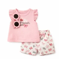 Conjunto Rosa y Blanco con Camiseta, Short de Lazos y Gafas 