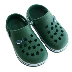 Crocs Verdes con Perforado de Estrellas y Sticker de Tiburón