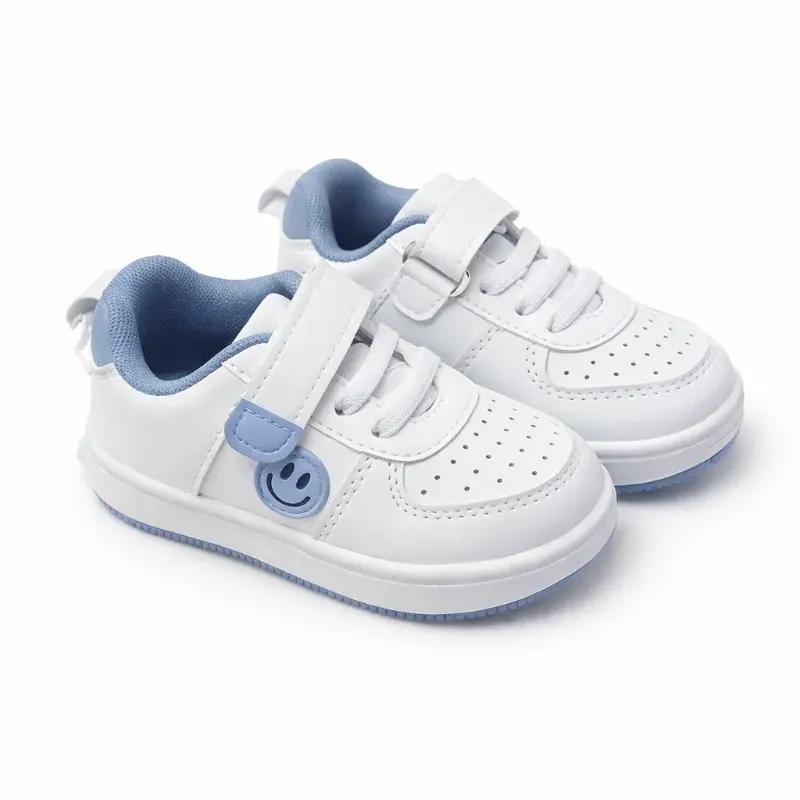 Tenis Blancos con Detalles Azul con Peguetas y Cordones