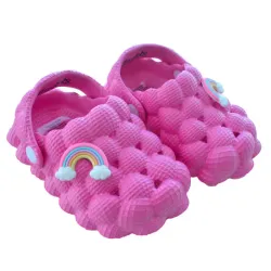 Zapaticos Estilo Crocs Rosados con Arcoíris para Bebé