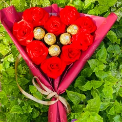 Ramo de rosas eterna con Ferrero 