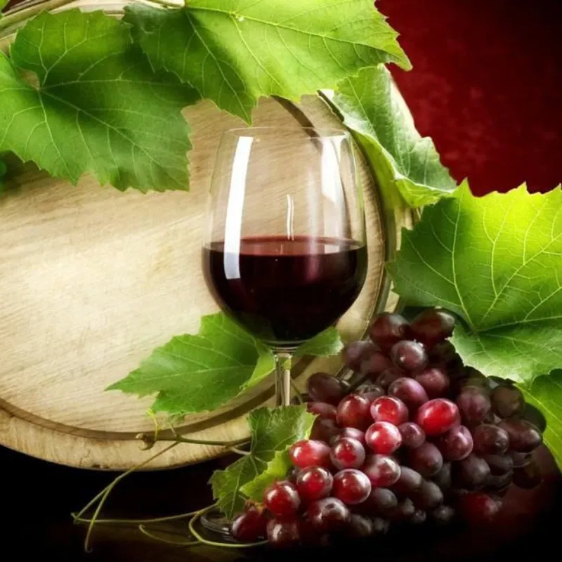 COPA DE VINO Y UVAS CON HOJAS