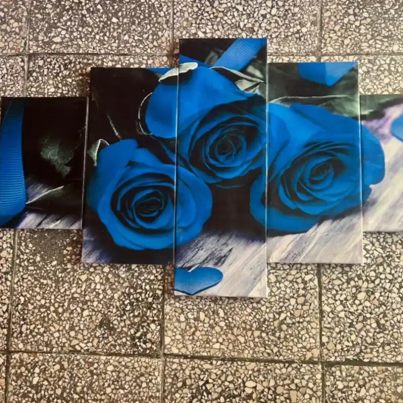 ROSAS AZULES FONDO NEGRO