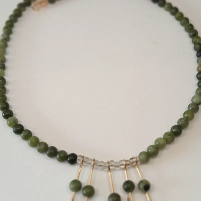 Collar de jade verde olivo