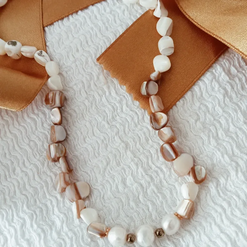 Collar de perlas de río y nácar