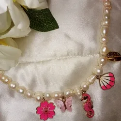 Collar de perlas del río con charms