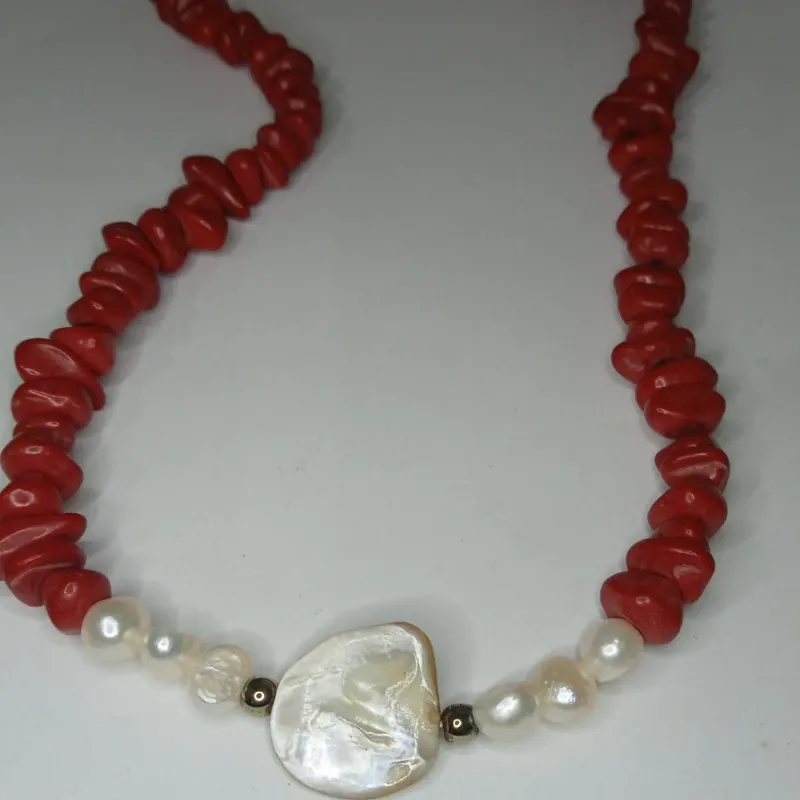 Collar de turquesa roja de chips y nácar