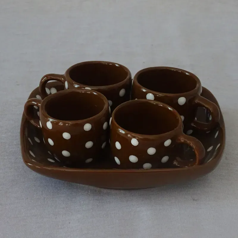 Juego de cuatro tazas con plato 