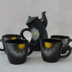 Juego de cuatro tazas y su tetera