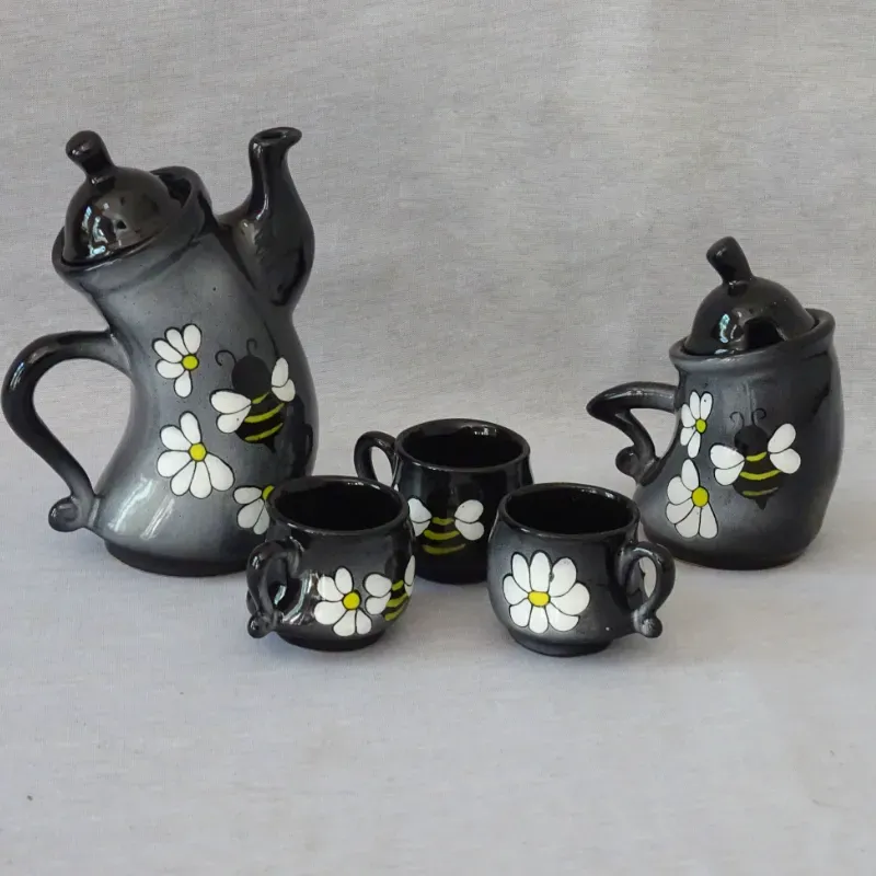 Juego de tetera, azucarero y tres tazas 