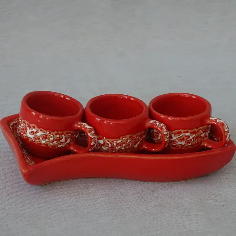 Juego de tres tazas con plato