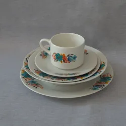 Taza con cuatro platos medianos 