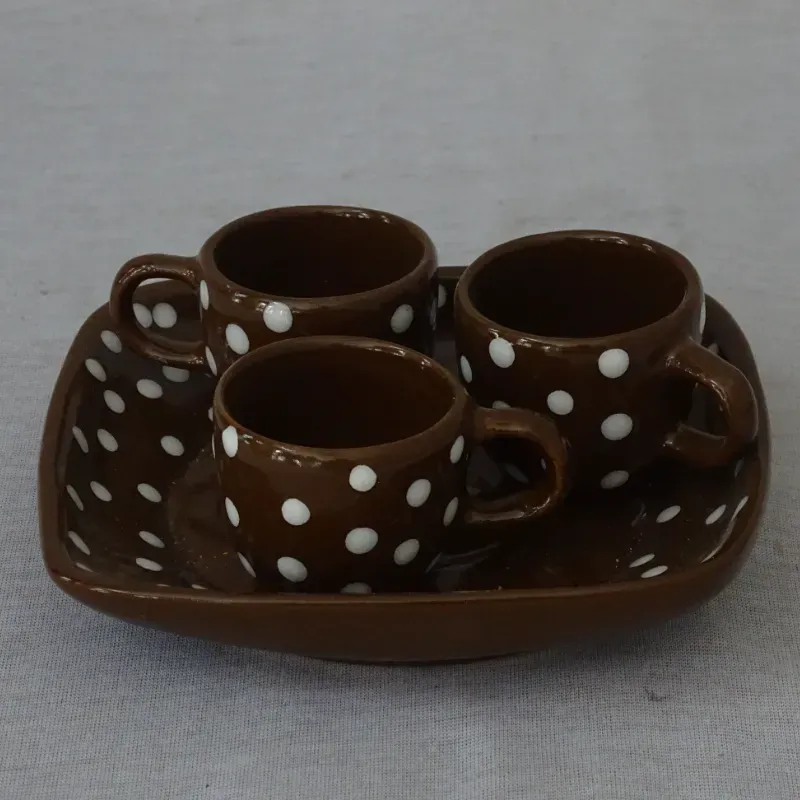 Tres tazas con plato 