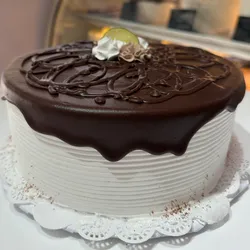 Cake de Vainilla y Chocolate con Mousse de limon