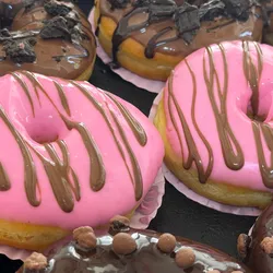 Dona con cubierta de chocolate blanco