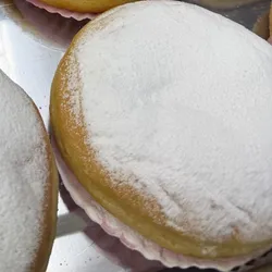 Dona rellena de crema catalana