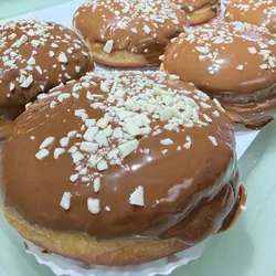 Dona rellena de fanguito cubierta de crema sacher  