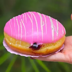 Dona rellena de jalea de fresa