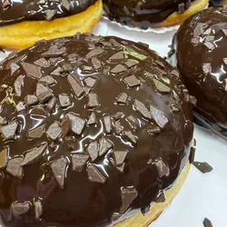 Dona rellena de nutella y cubierta de chocolate sacher 