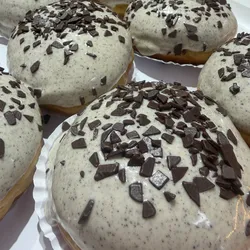 Dona rellena de nutella y cubierta con cookies and cream 