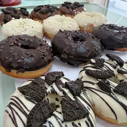 Donas cubiertas de chocolate.